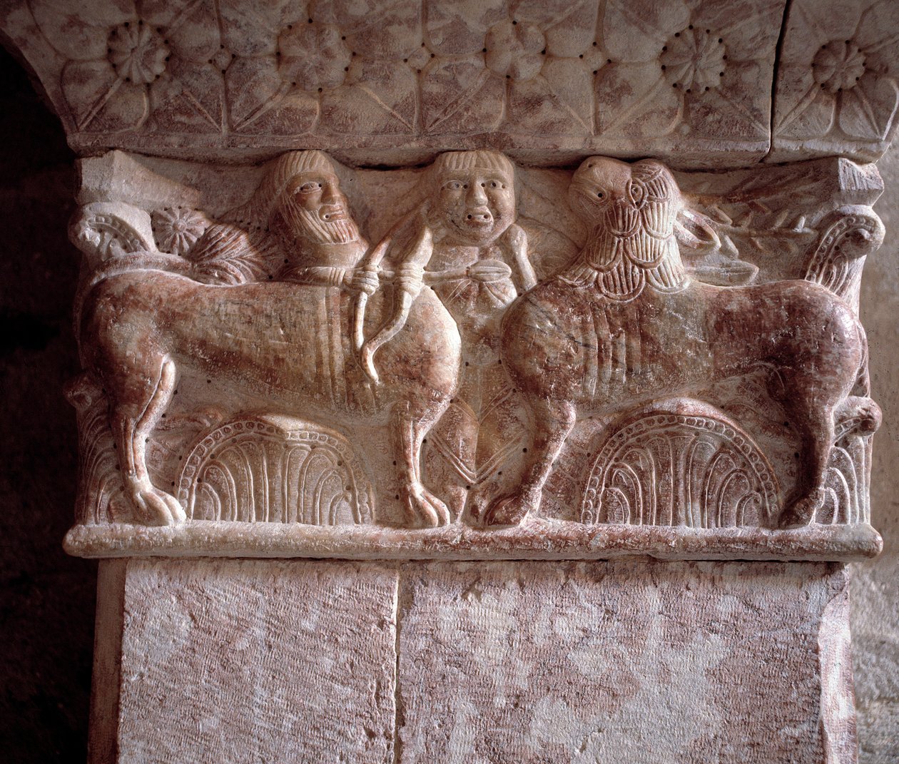 Av sahnesi, Manastırın tribününde oyulmuş sermaye by Romanesque