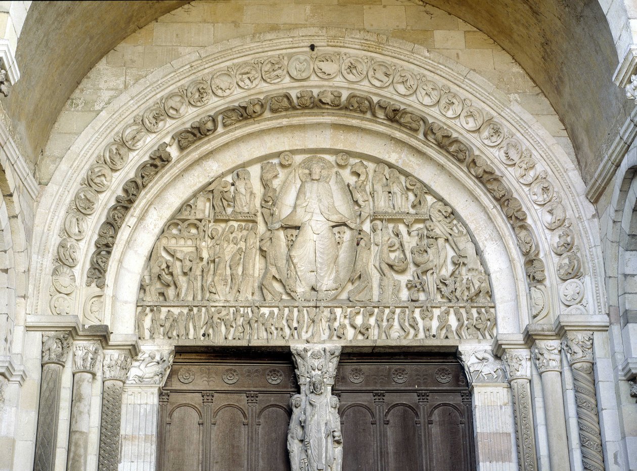 Son karar, 13. yüzyılın Romanesk sanatı olan Cathedrale Saint Lazarus d