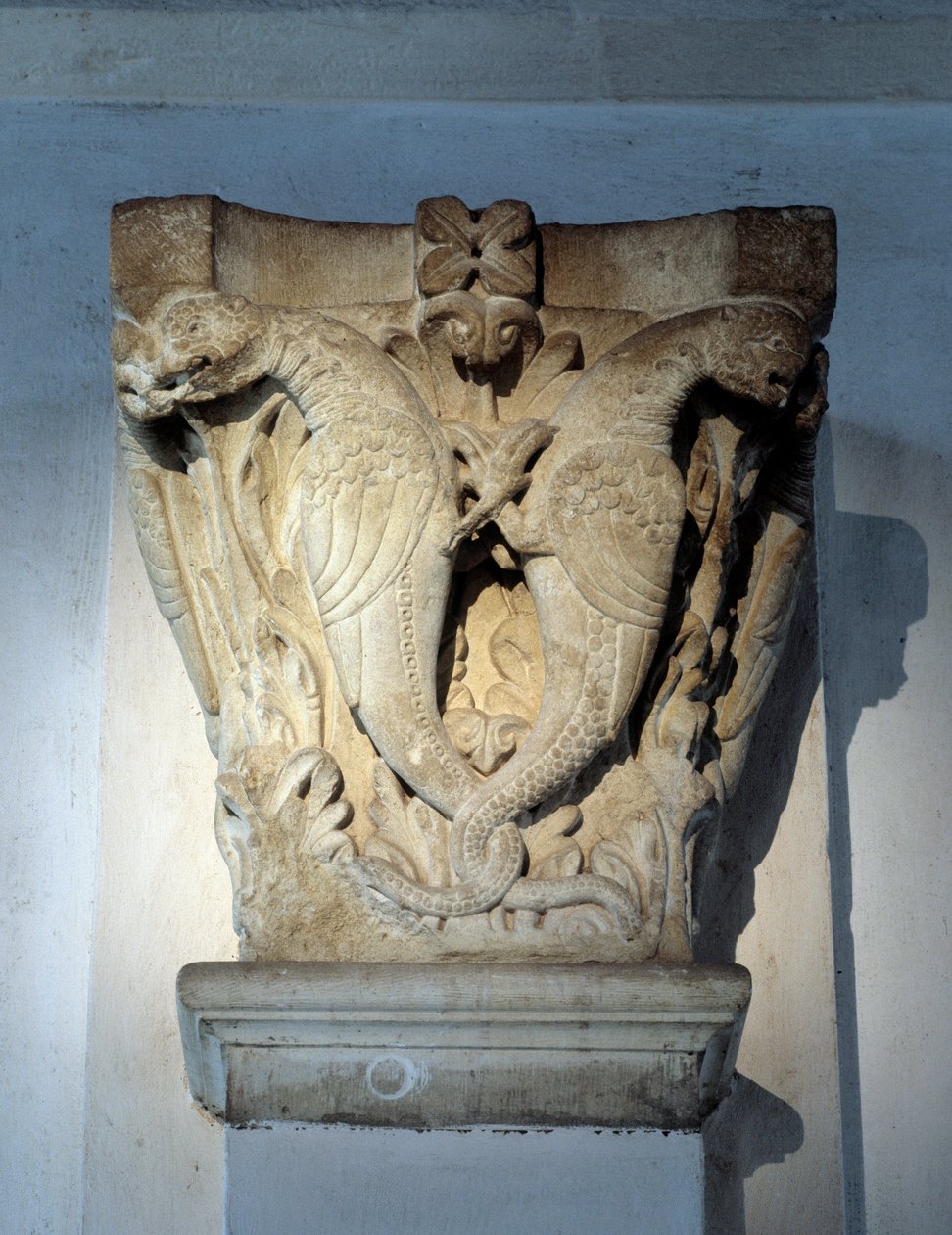 Canavarlar, koronun başkenti (heykel by Romanesque