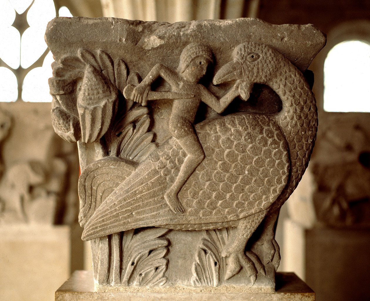 Bir adam ve bir kuş arasındaki bir mücadelenin temsili (bölüm evinin oyulmuş başkenti) by Romanesque