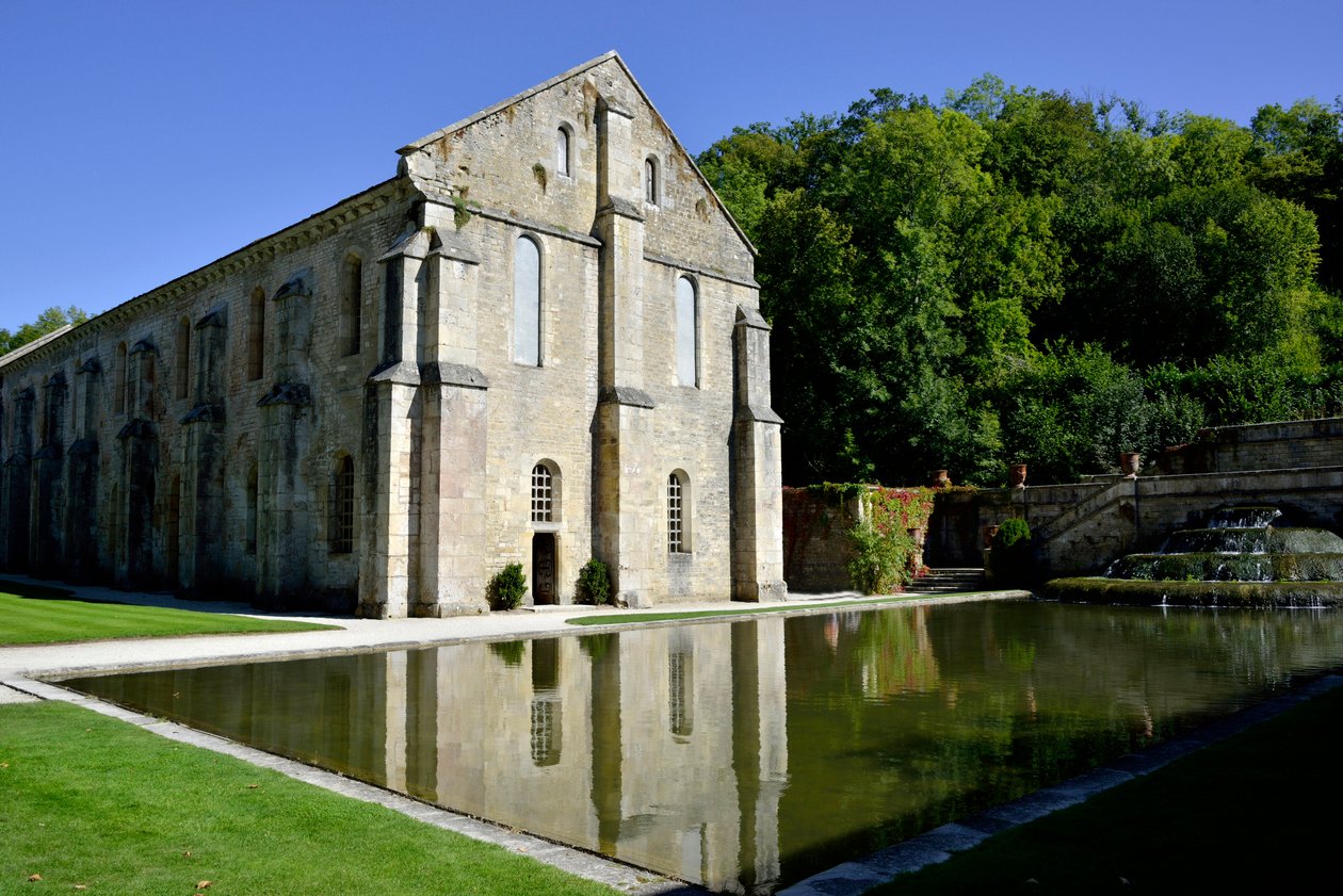 Romanesk mimari: Fontenay, Burgonya, 12. yüzyılın sonlarında Cistercian manastırının demirhanesinin dış görünümü (Fontenay Manastırı, Burgundy, Fransa: demirhane, 12. yüzyılın sonu) by Romanesque