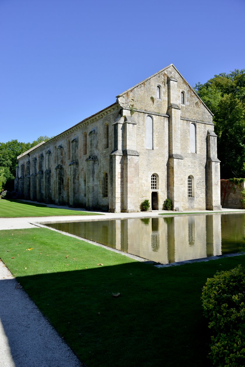 Romanesk mimari: Fontenay, Burgonya, 12. yüzyılın sonlarında Cistercian manastırının demirhanesinin dış görünümü (Fontenay Manastırı, Burgundy, Fransa: demirhane, 12. yüzyılın sonu) by Romanesque