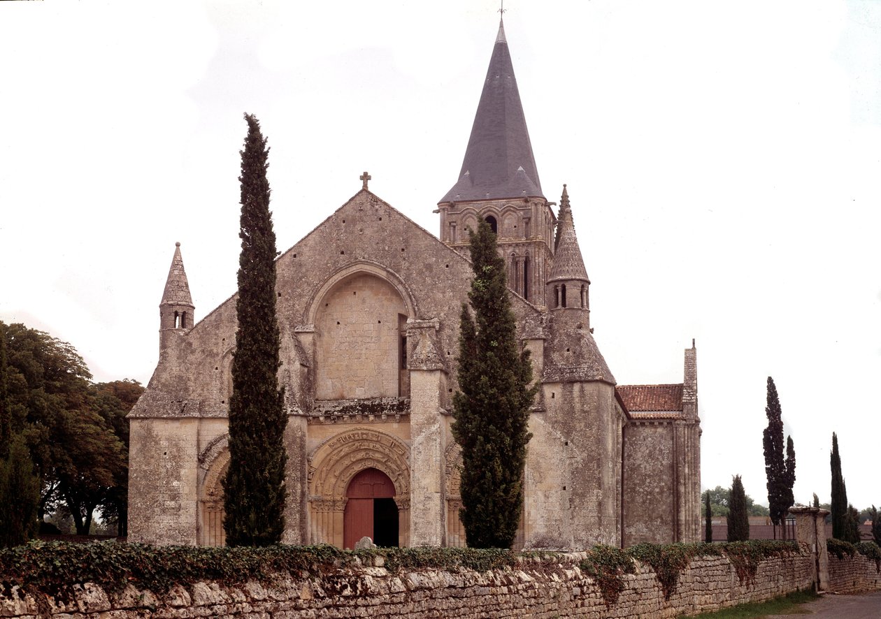 Romanesk mimarisi: Aulnay kilisesinin görünümü by Romanesque