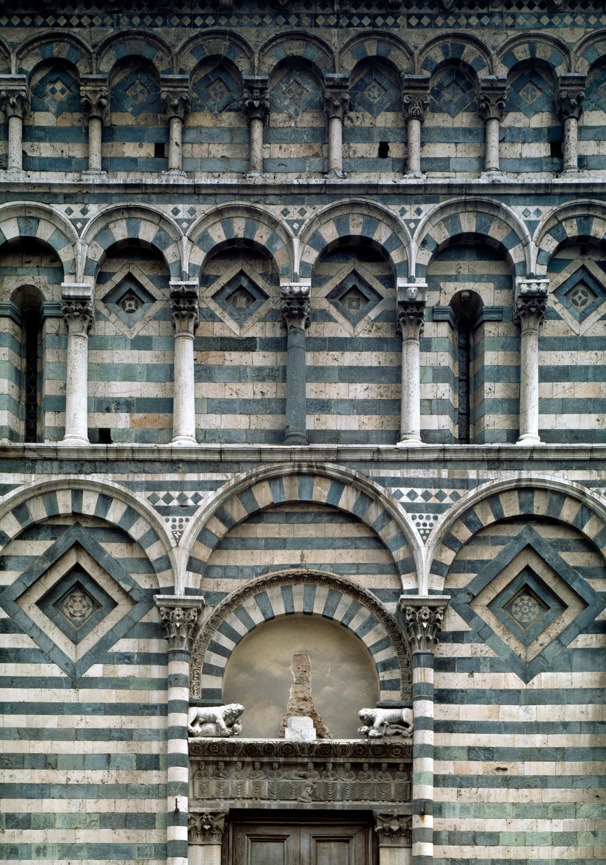 Romanesk sanat: çok renkli cephenin detayı by Romanesque
