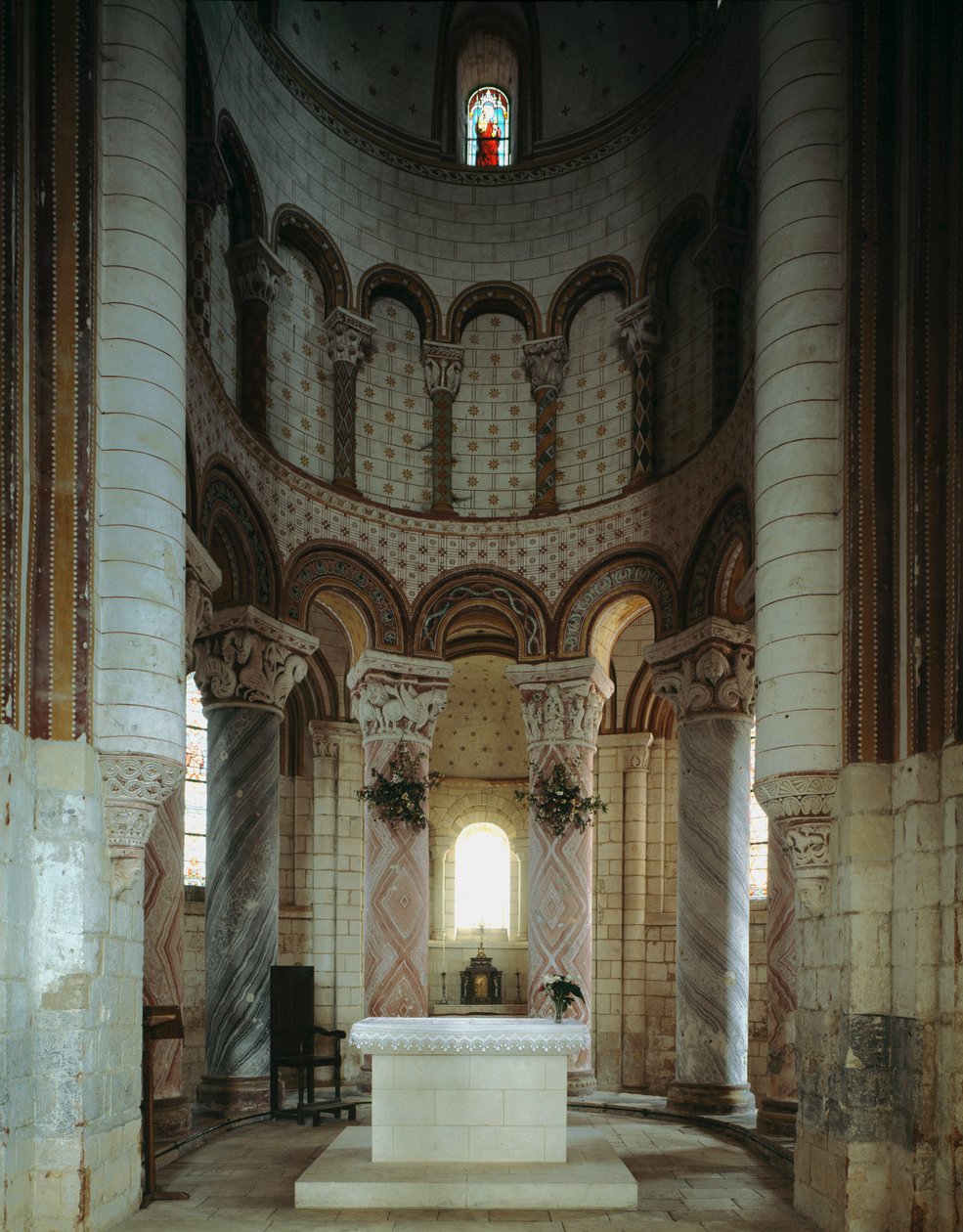 Romanesk sanat: apsisin iç görünümü ve St. Peter kilisesinin ambulatuvarı. Chauvigny, Viyana by Romanesque