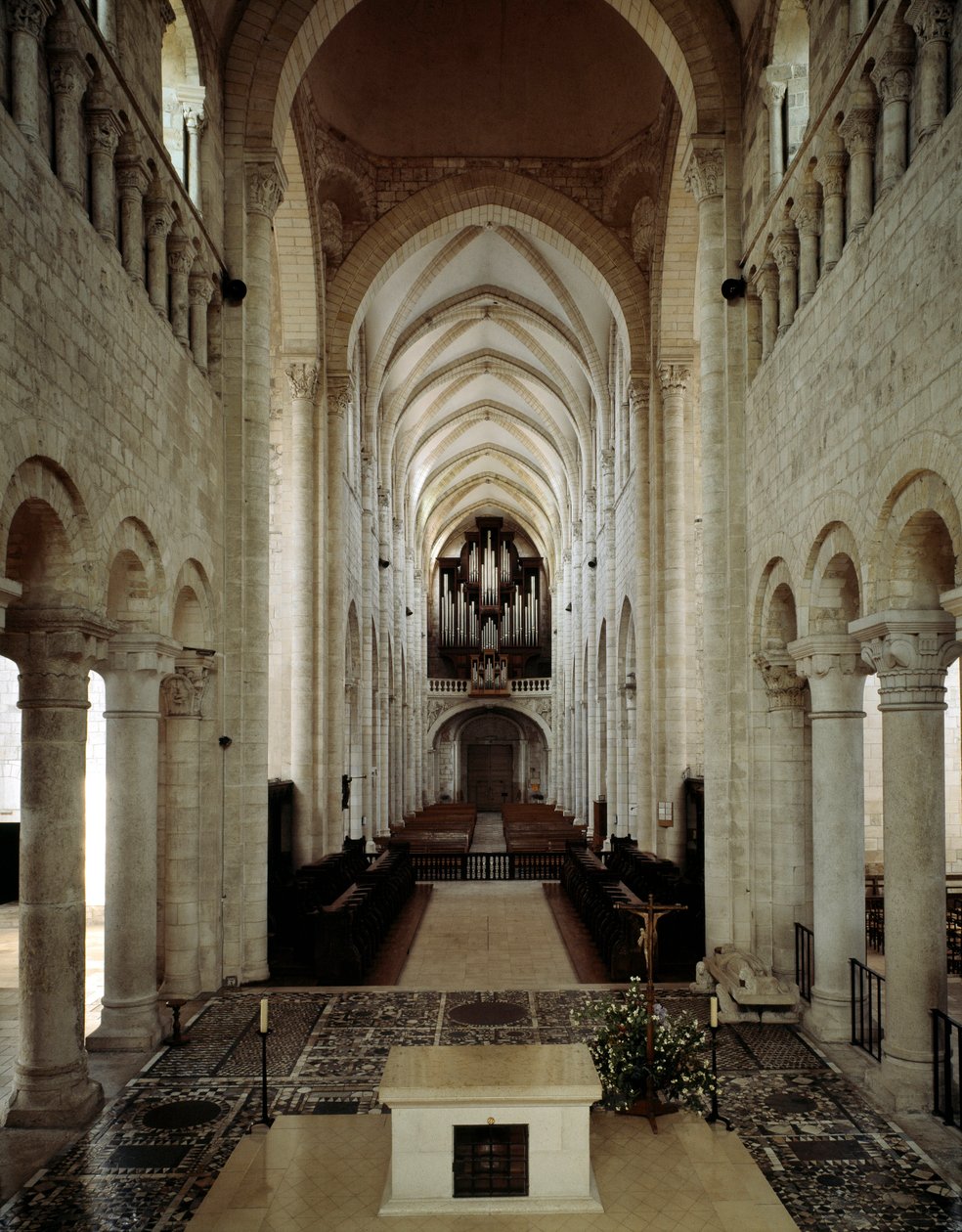 Romanesk sanat: 11. ve 13. yüzyıllar arasında inşa edilen Saint Benoit sur Loire (Loiret) Bazilikası