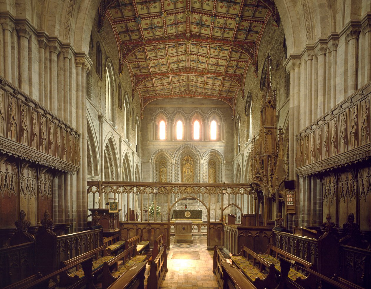 Romanesk sanat: 6. ve 12. yüzyıllar arasında inşa edilen Aziz Davut kilisesinin iç görünümü. Saint David's, Galler, İngiltere by Romanesque