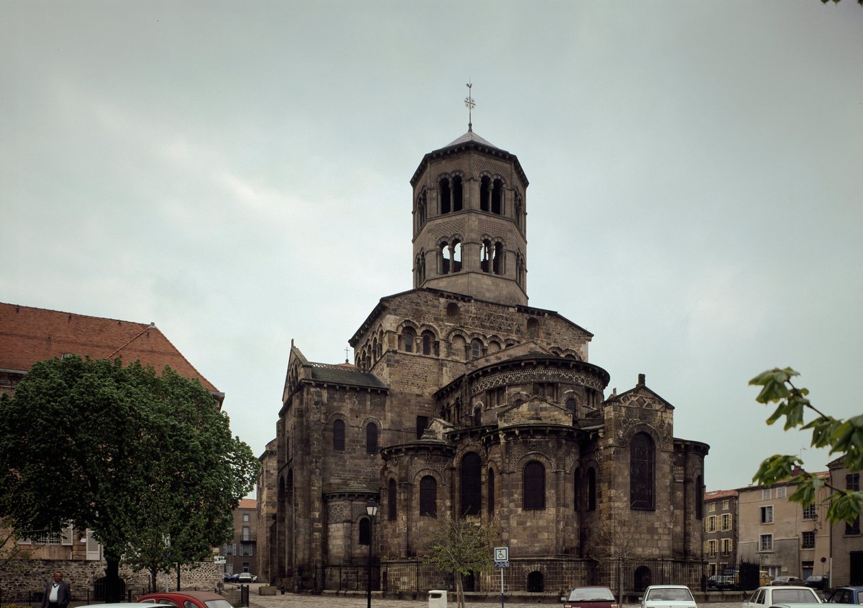 Romanesk sanat: Benedictine manastırının görünümü Saint Austremoine d