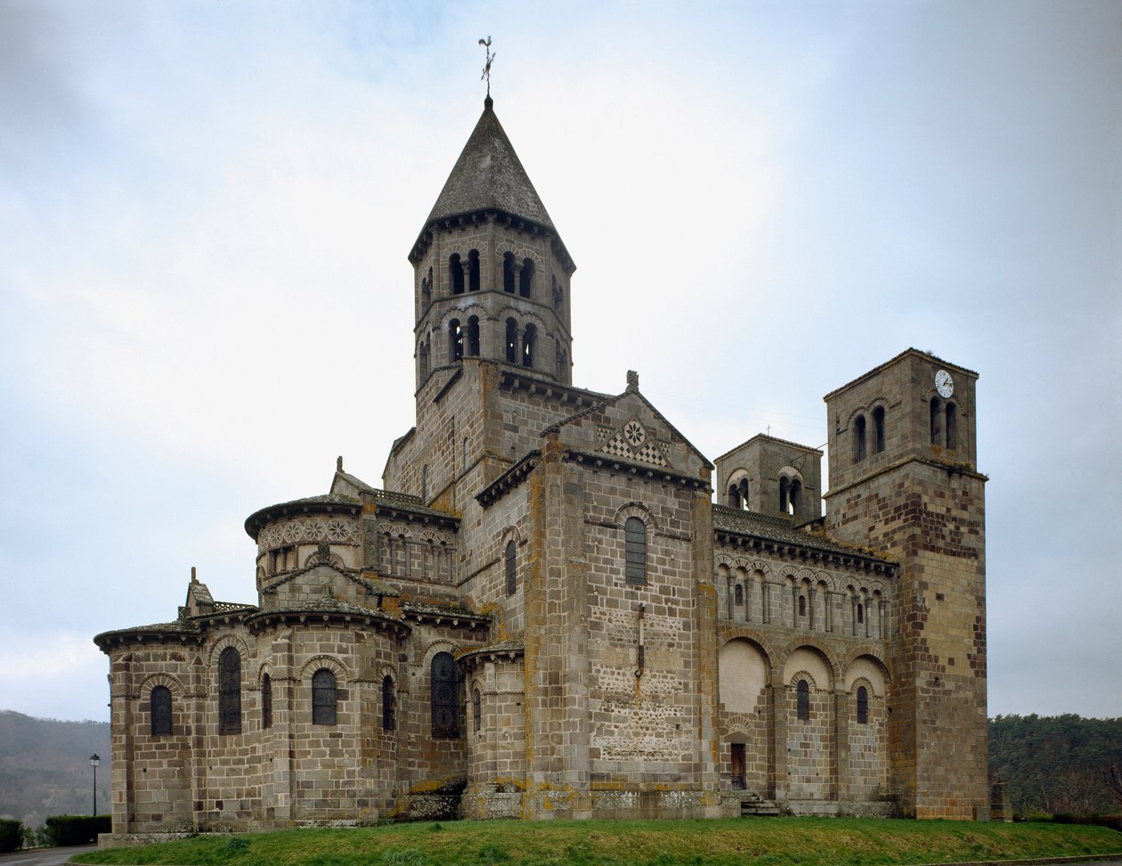 Romanesk sanat: Saint-Nectaire kilisesinin görünümü (12. yüzyıl). by Romanesque