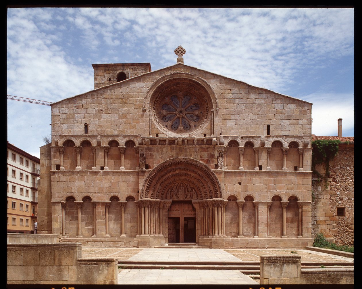 Romanesk sanat: Aziz Dominika kilisesinin görünümü (Iglesia de Santo Domingo, Aziz Dominic Kilisesi) 12. yüzyıl Soria, İspanya by Romanesque