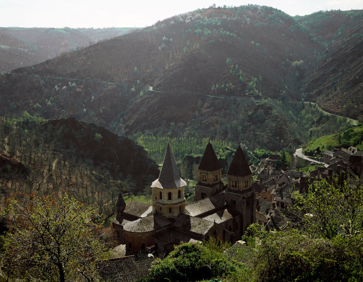 Romanesk sanat: Conques Manastırı Sainte Foy (Sainte-Foy) kilisesinin görünümü by Romanesque