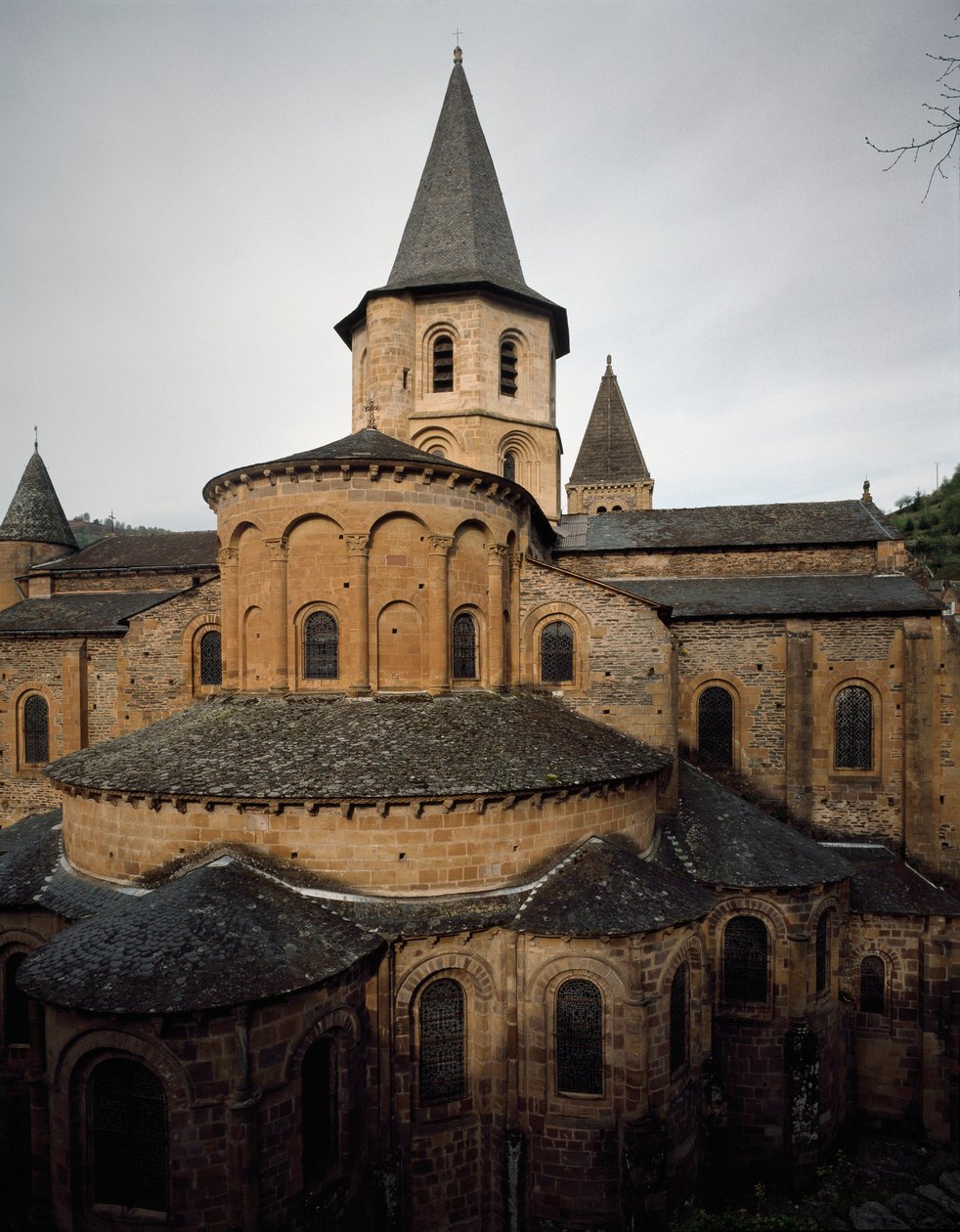 Romanesk sanat: Conques Manastırı Sainte Foy (Sainte-Foy) kilisesinin görünümü by Romanesque