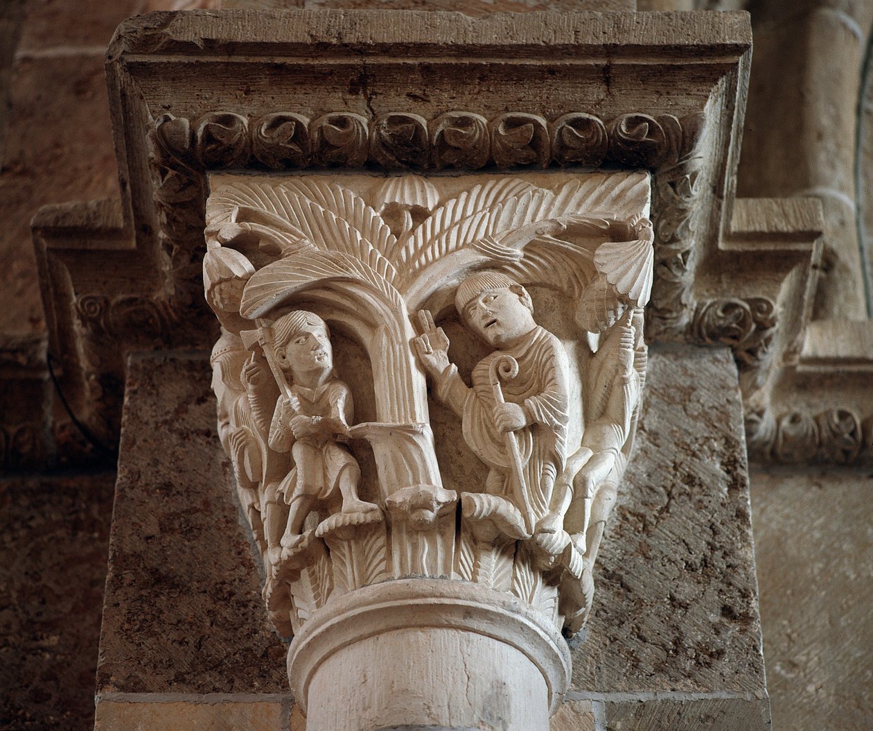 Saint Martin, kutsal bir ağacın kesilmesini emrediyor (oyulmuş sermaye) by Romanesque