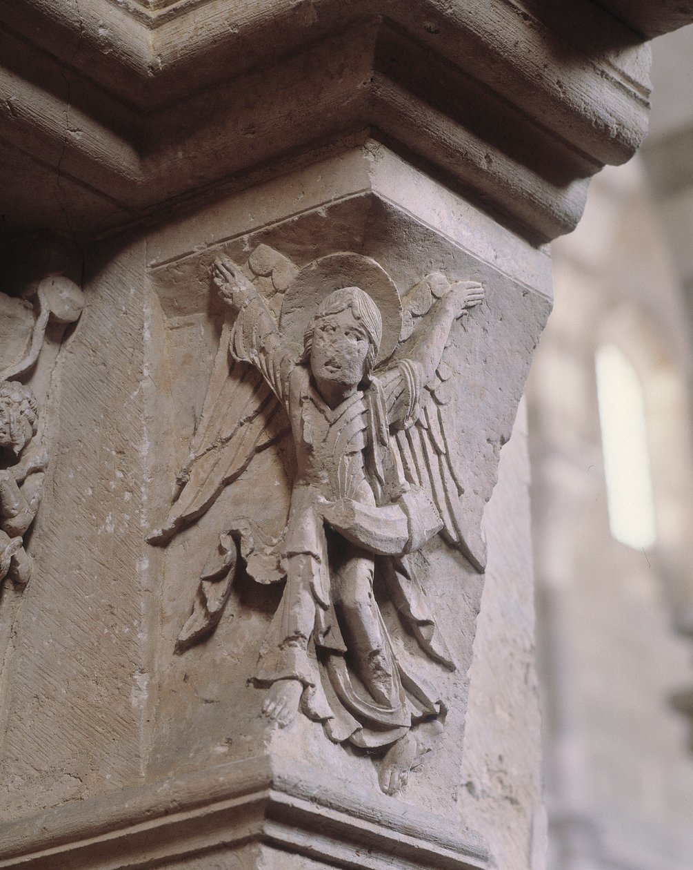 Güney portalı: bir melek müjdeyi getirir (olifantlı melek) (heykel) by Romanesque