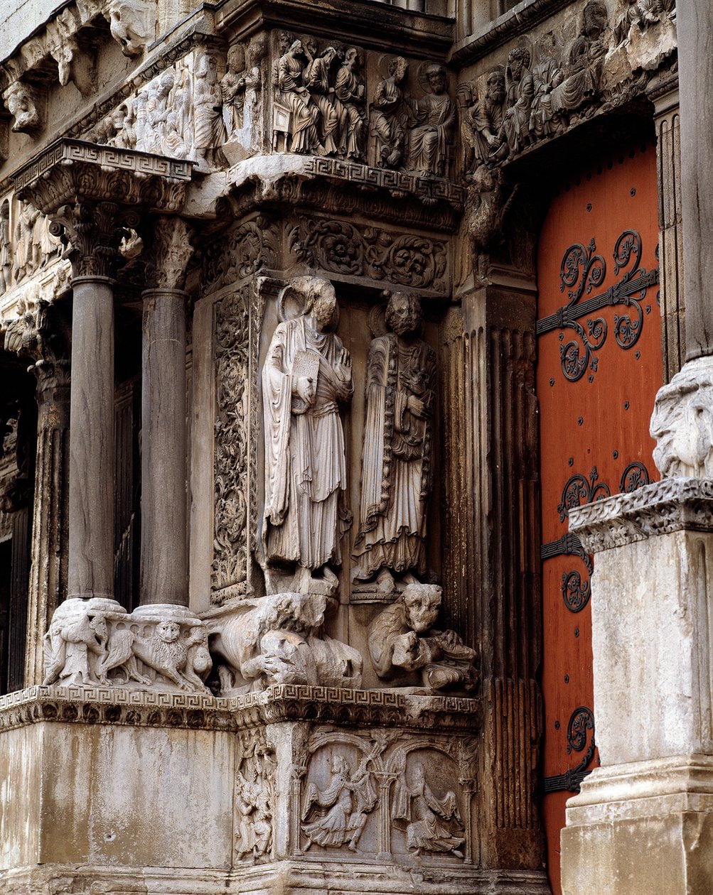 Aziz John ve Aziz Peter, batı cephesinin merkezi portalı by Romanesque