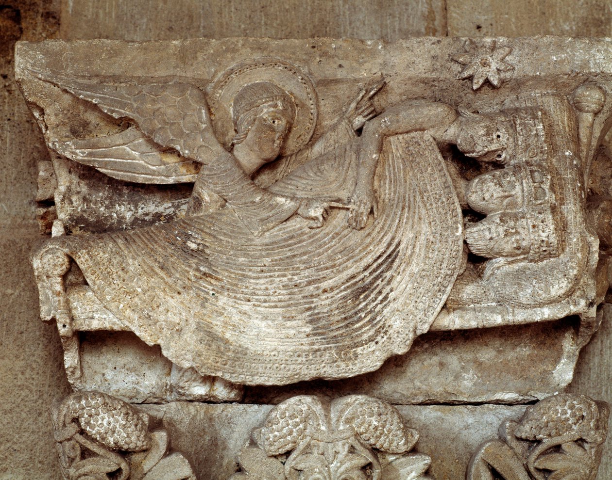 Magi, onları uyandıran ve Bethlehem yıldızına (oyma başkent) işaret eden bir melekle uyuyor by Romanesque