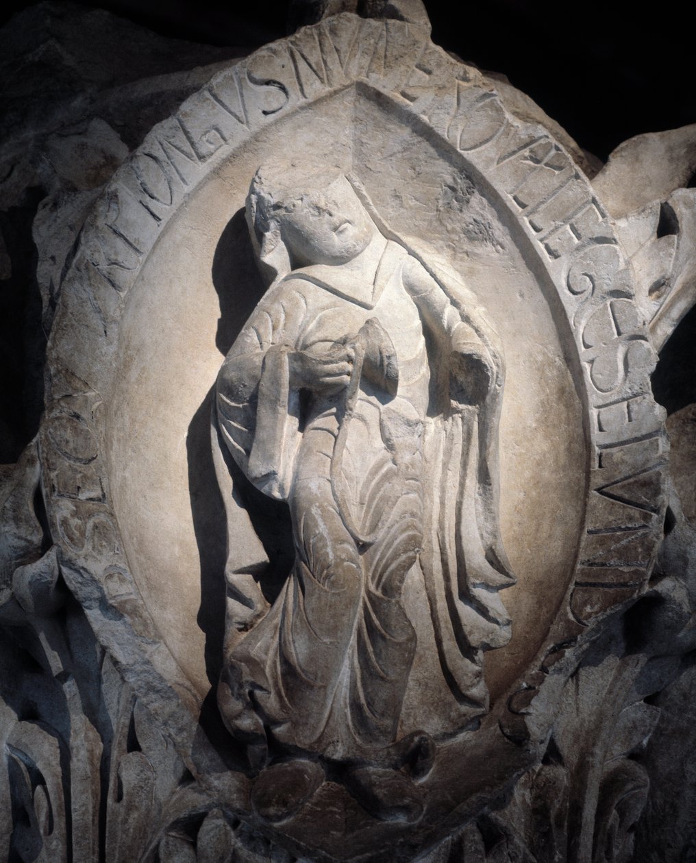 Gregoryen ilahisinin tonları: ikinci ton, koronun başkenti (heykel by Romanesque