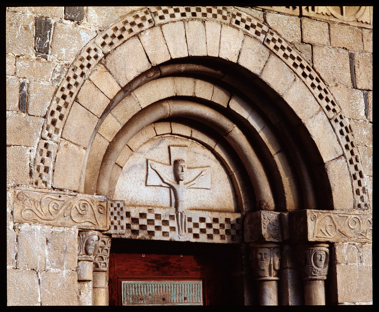 Kilisenin timpani by Romanesque