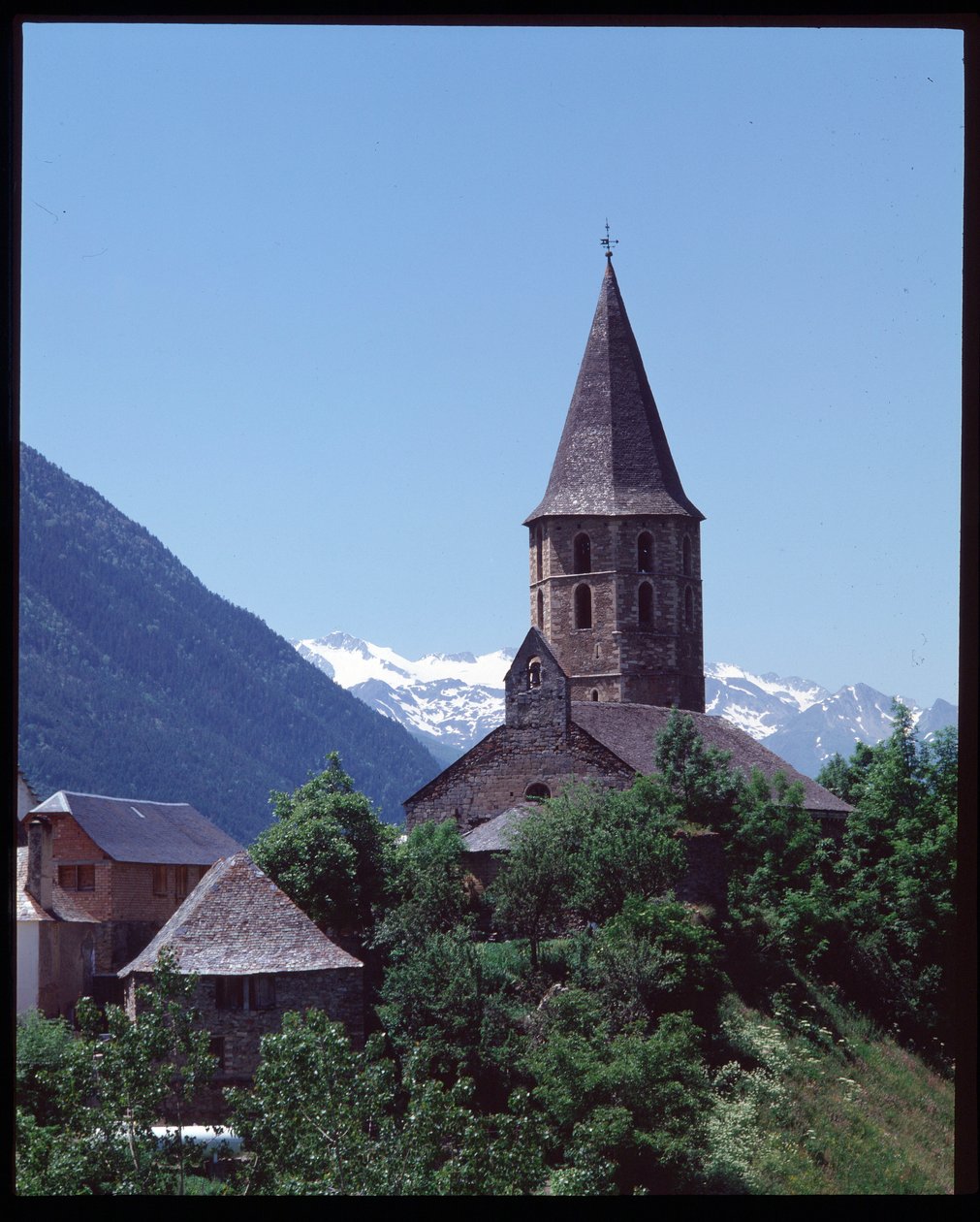 Romanesk kilisenin görünümü by Romanesque