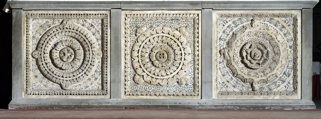 Sunağın görünümü mermer tepsilerden oluşmaktadır Marquette by Romanesque