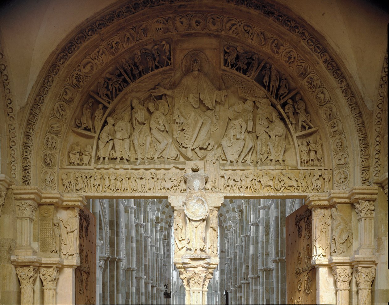 Apotreslerin görevini temsil eden merkezi kulak zarının görünümü. Santa Maria Magdalene Bazilikası (Sainte Marie Madeleine (1096-1106), Vezelay, Yonne by Romanesque