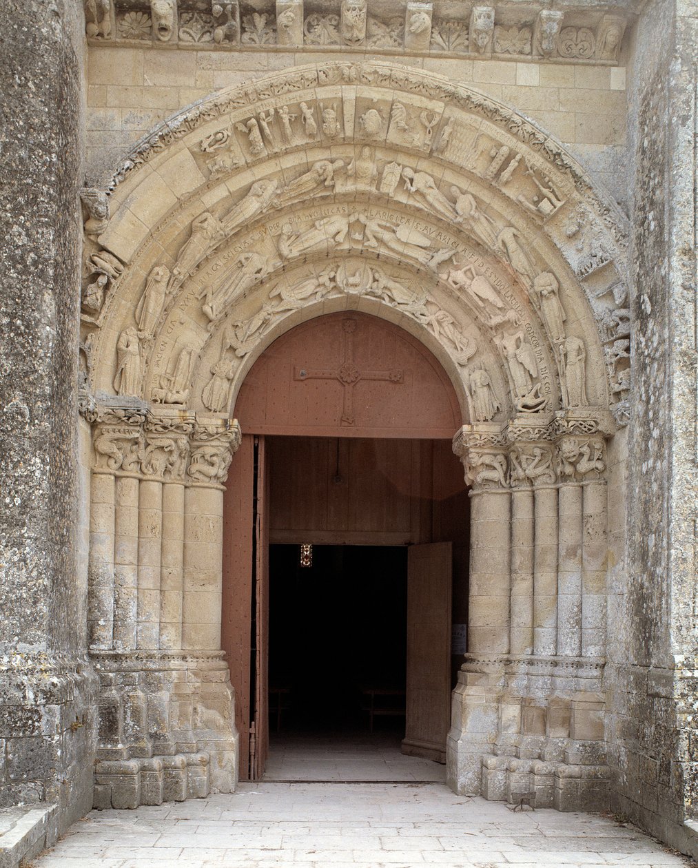 Merkezi portalın görünümü by Romanesque