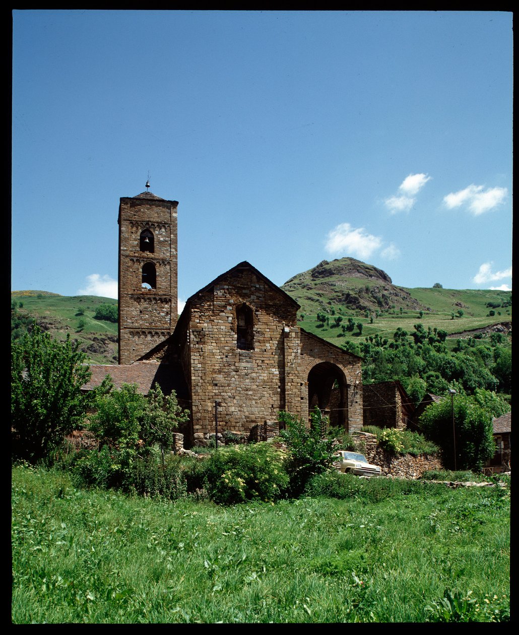 Kilisenin görünümü (fotoğraf) by Romanesque