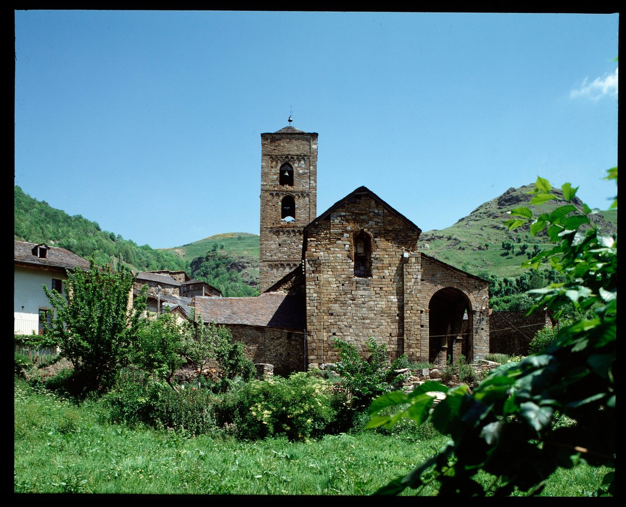 Kilisenin görünümü by Romanesque