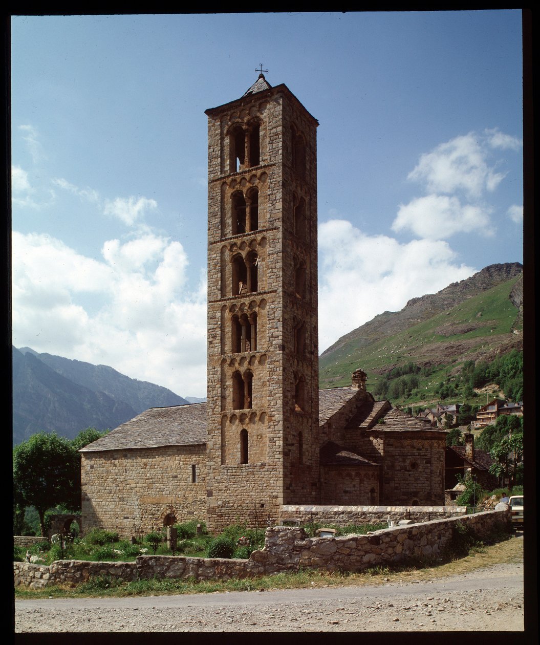 Kilisenin görünümü by Romanesque