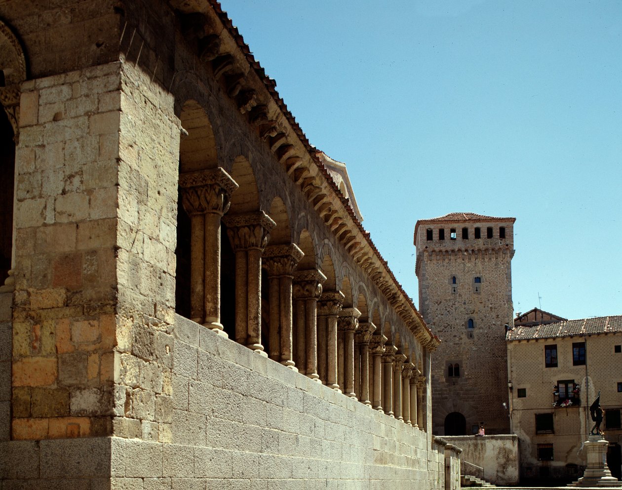 Kilisenin görünümü by Romanesque