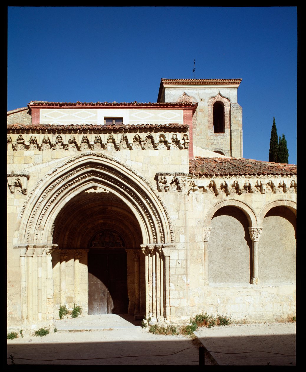 Kilisenin görünümü by Romanesque