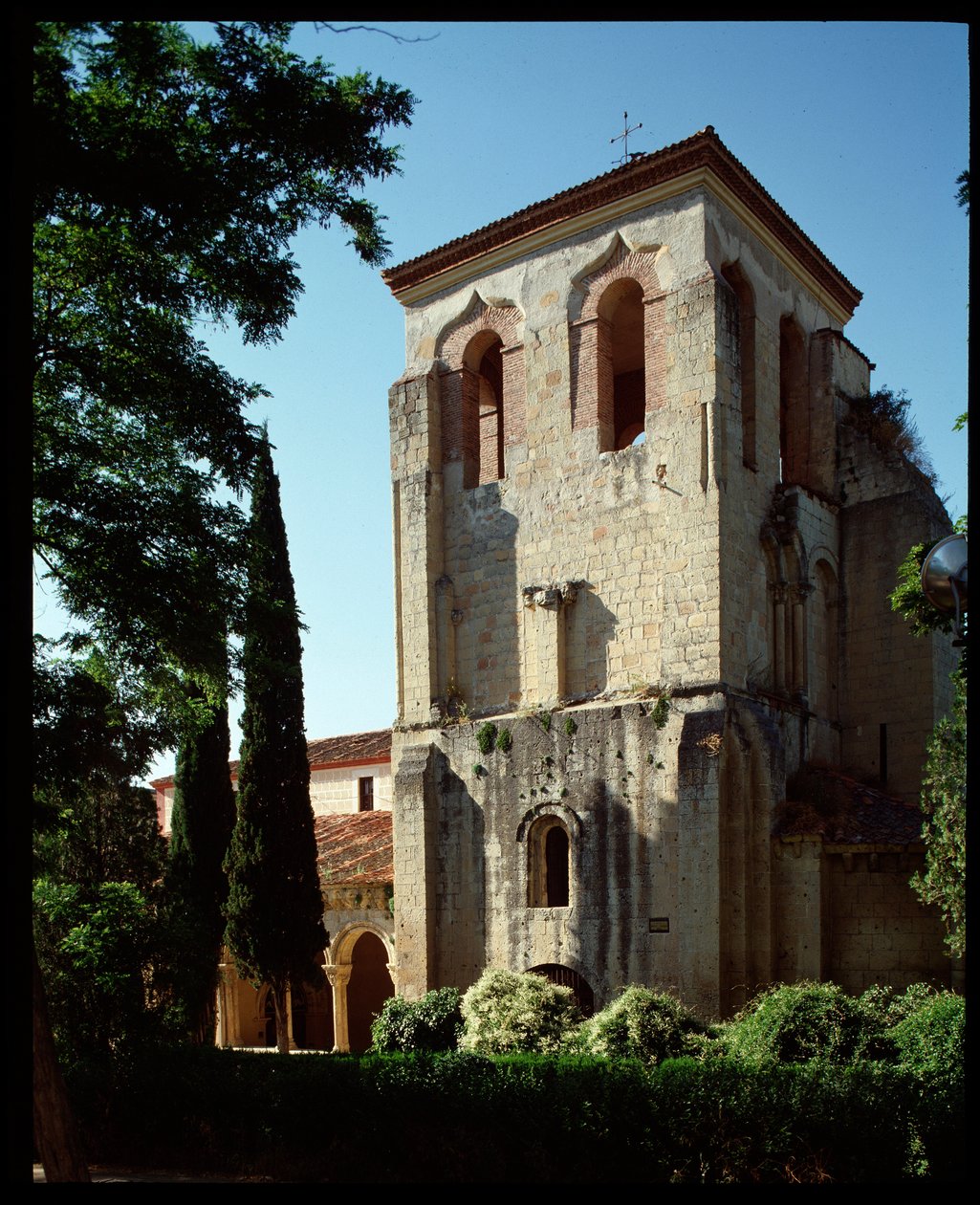 Kilisenin görünümü by Romanesque