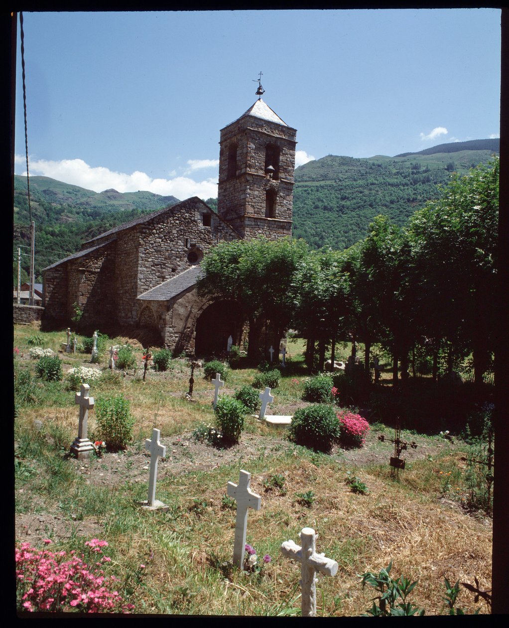 Kilise ve mezarlık manzarası (fotoğraf) by Romanesque