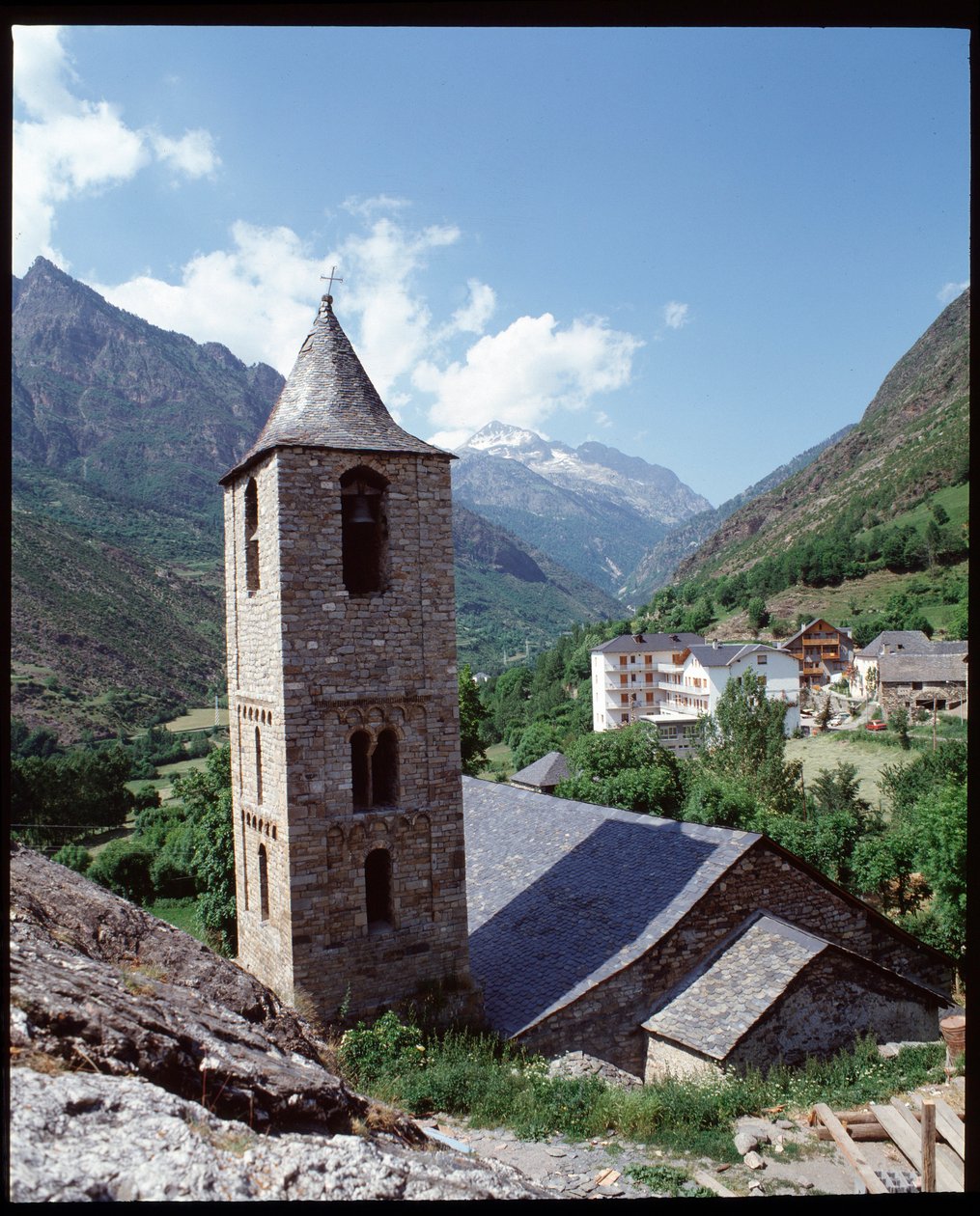 St joan de Boi kilisesinin görünümü (fotoğraf) by Romanesque