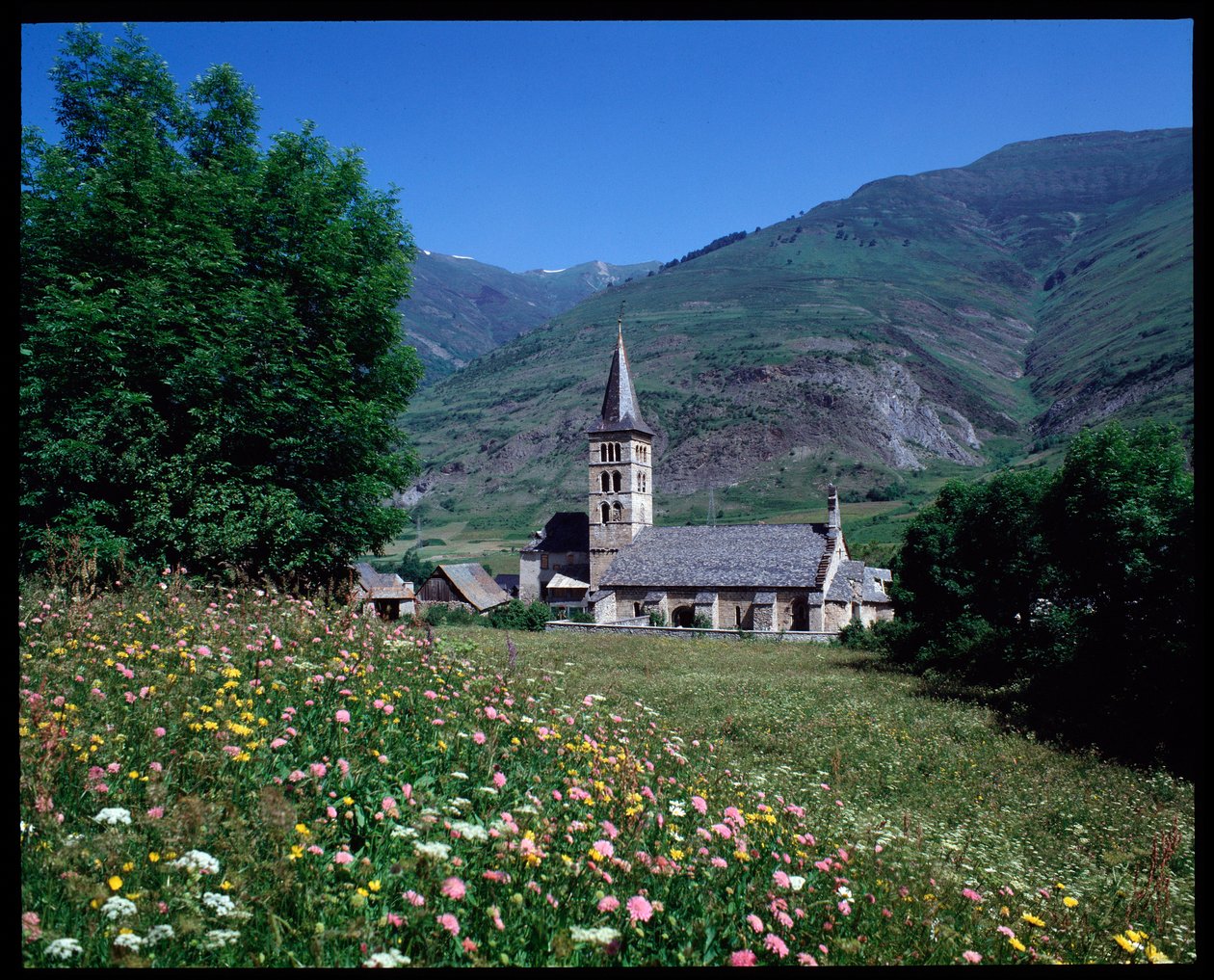 Aziz Mary kilisesinin görünümü, Arties (fotoğraf) by Romanesque