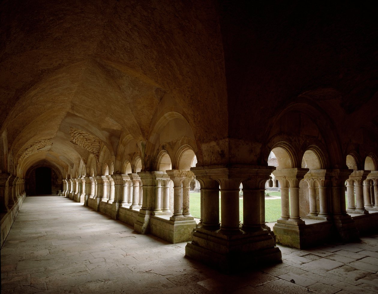 12. yüzyılda kurulan Cistercian manastırının manastırının görünümü. by Romanesque