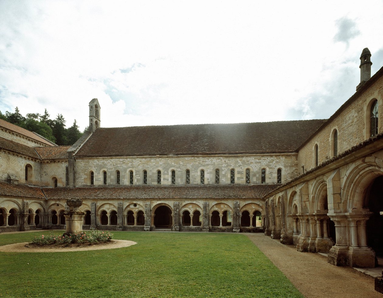 12. yüzyılda kurulan Cistercian manastırının manastırının görünümü. by Romanesque