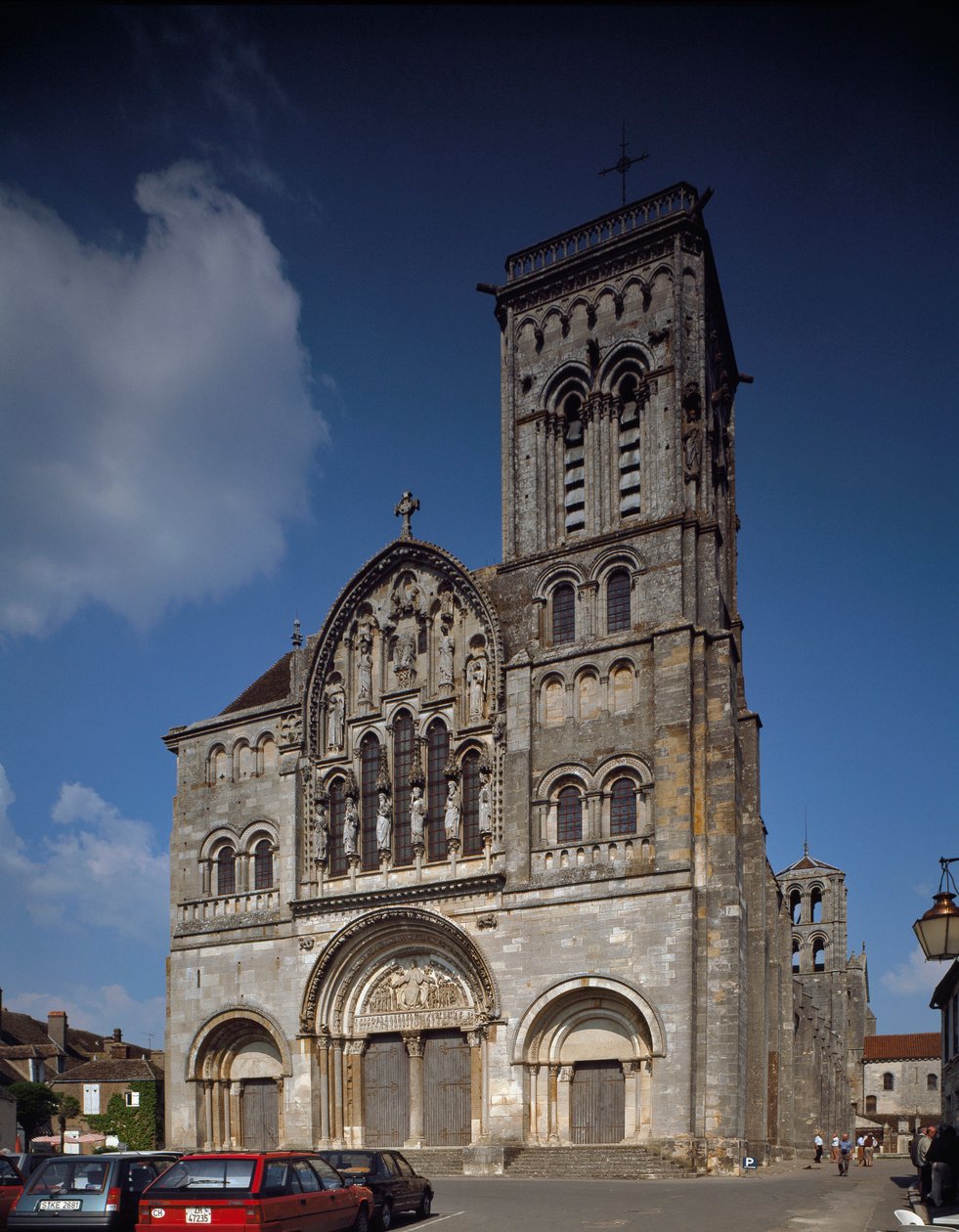 Cephe görünümü. Santa Maria Magdalene Bazilikası (Sainte Marie Madeleine (1096-1106), Vezelay, Yonne by Romanesque
