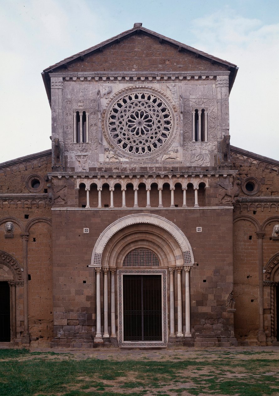 San Pietro kilisesinin cephesinin görünümü (yaklaşık 1250, restauree 1870) Toskana, İtalya (1250 civarında inşa edilmiş ve 1870