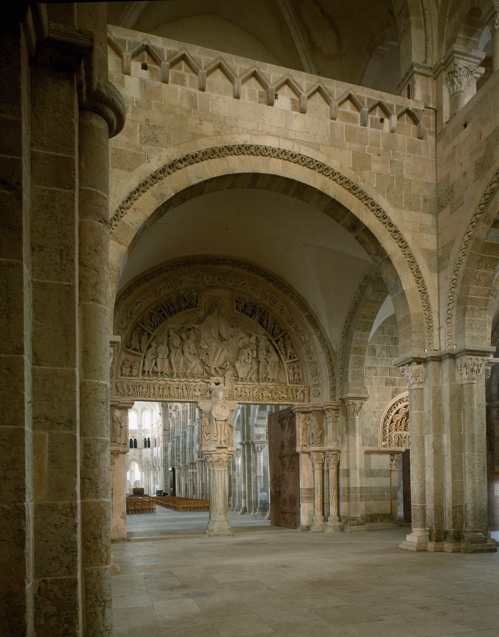 Apotrelerin görevini temsil eden narteks ve merkezi kulak zarının görünümü. Santa Maria Magdalene Bazilikası (Sainte Marie Madeleine (1096-1106), Vezelay, Yonne by Romanesque