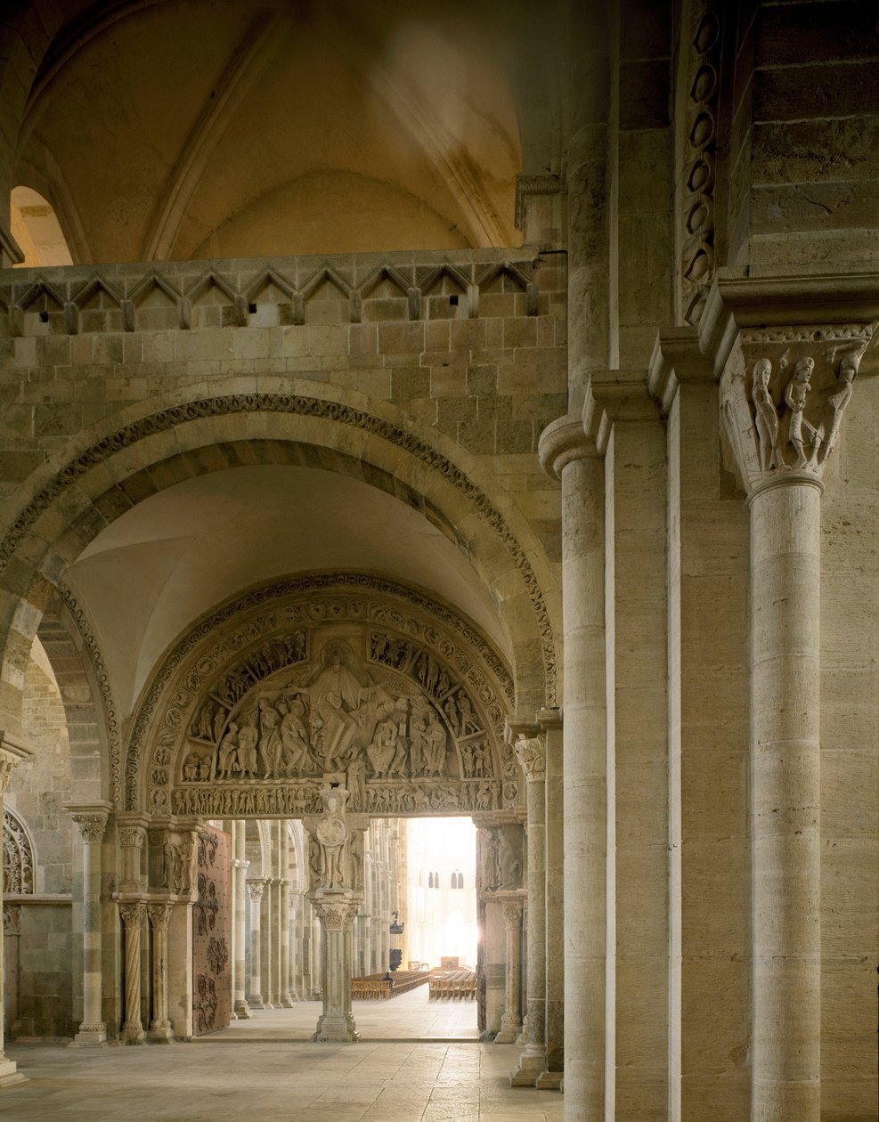 Apotreslerin görevini temsil eden narteks ve merkezi kulak zarının görünümü. Santa Maria Magdalene Bazilikası (Sainte Marie Madeleine (1096-1106), Vezelay, Yonne by Romanesque