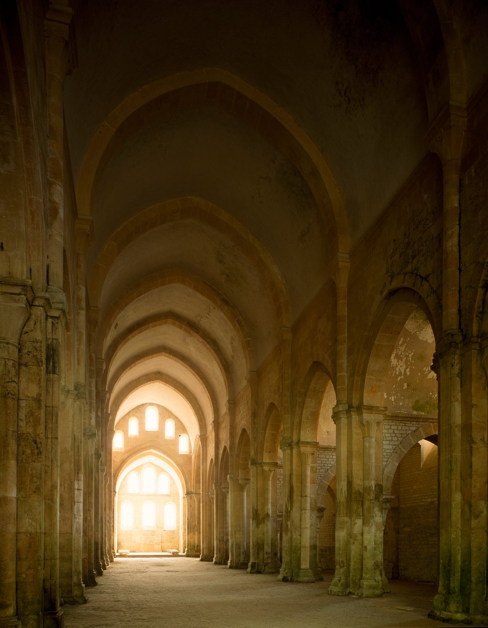 12. yüzyılda kurulan Cistercian manastırının kilisesinin nefinin görünümü. by Romanesque