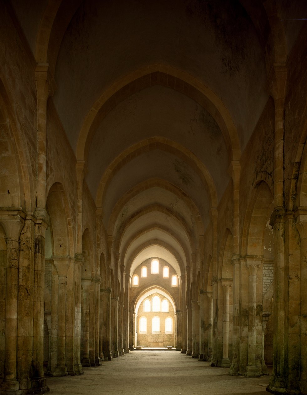 12. yüzyılda kurulan Cistercian manastırının kilisesinin nefinin görünümü. by Romanesque