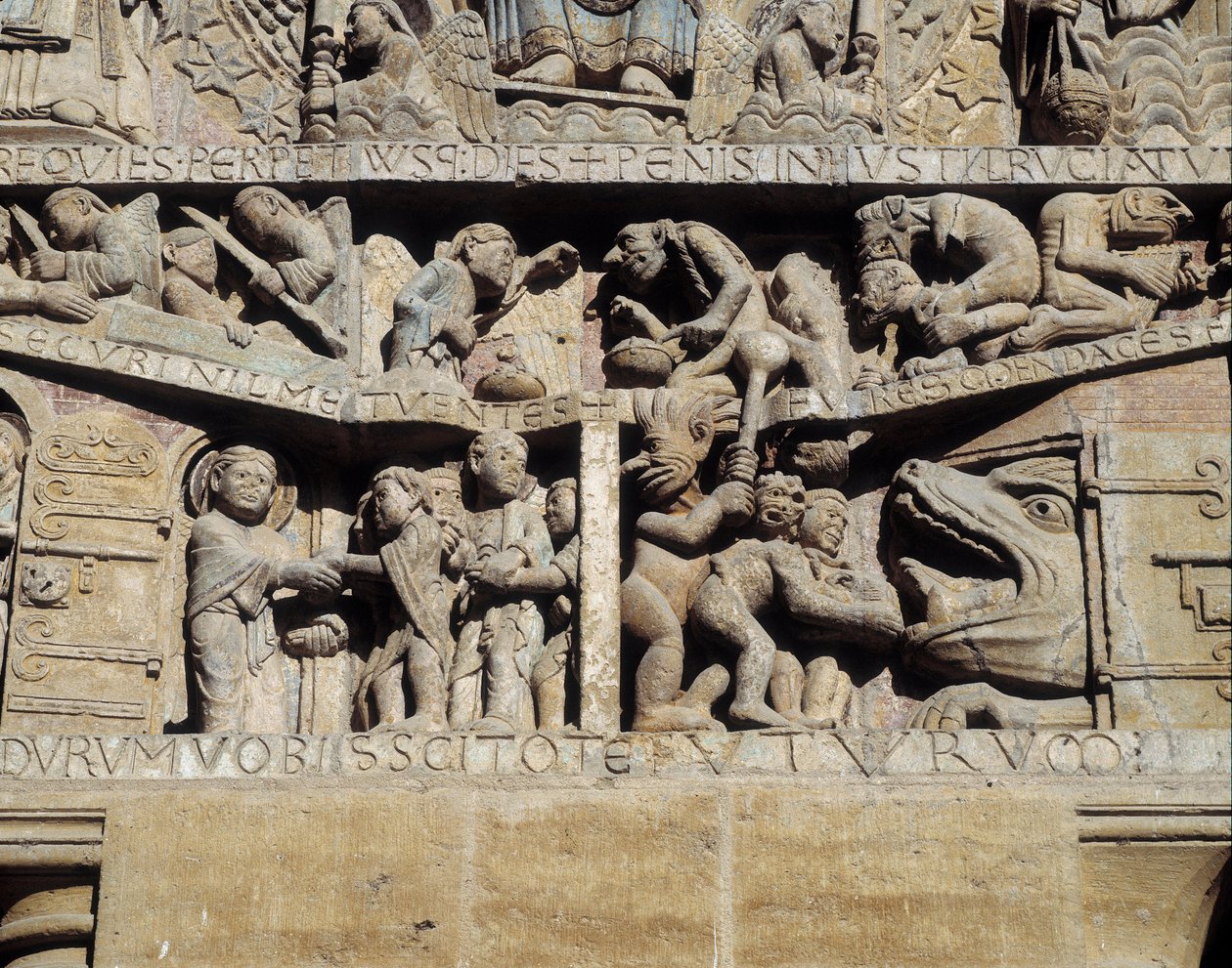 Son yargının kulak zarının görünümü, cehennemin detayı (heykel by Romanesque