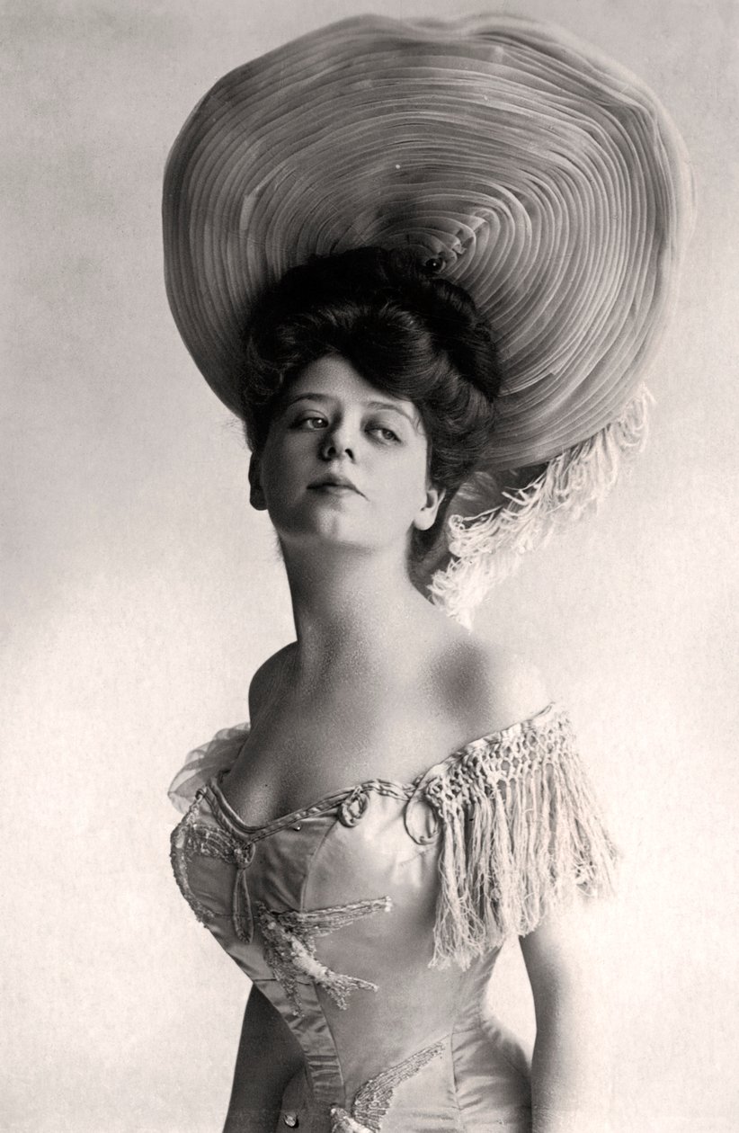 Camille Clifford 1885-1971, Belçikalı oyuncu, 1905. by Rotary Photo