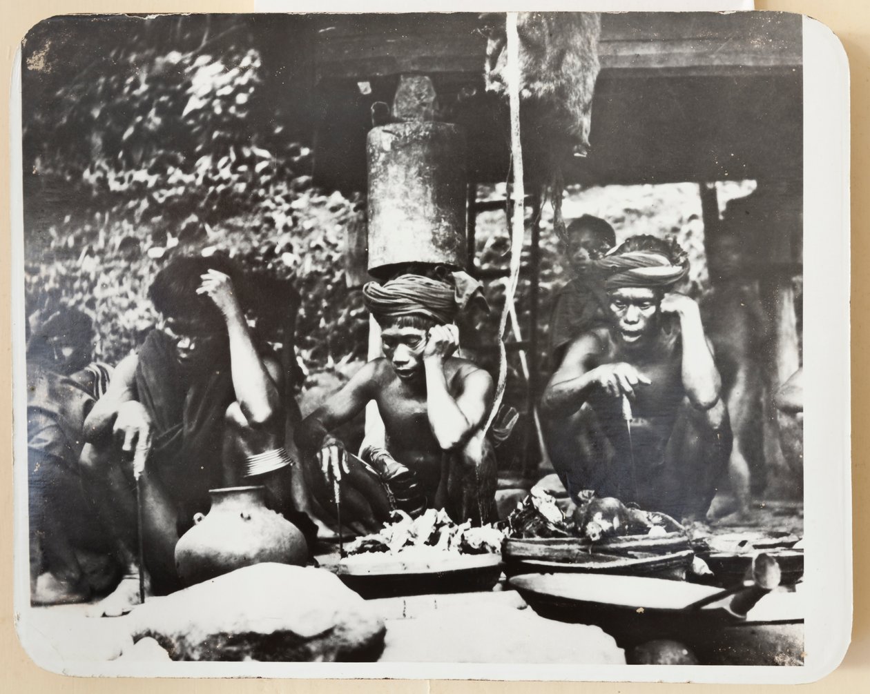 Dini bir tören sırasında Ifugao rahipleri, 1910 (s/b fotoğraf) by Roy Barton