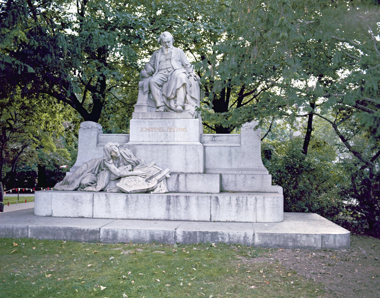 Johannes Brahms Anıtı (1833-97) 1908 (mermer) by Rudolf von Weyr
