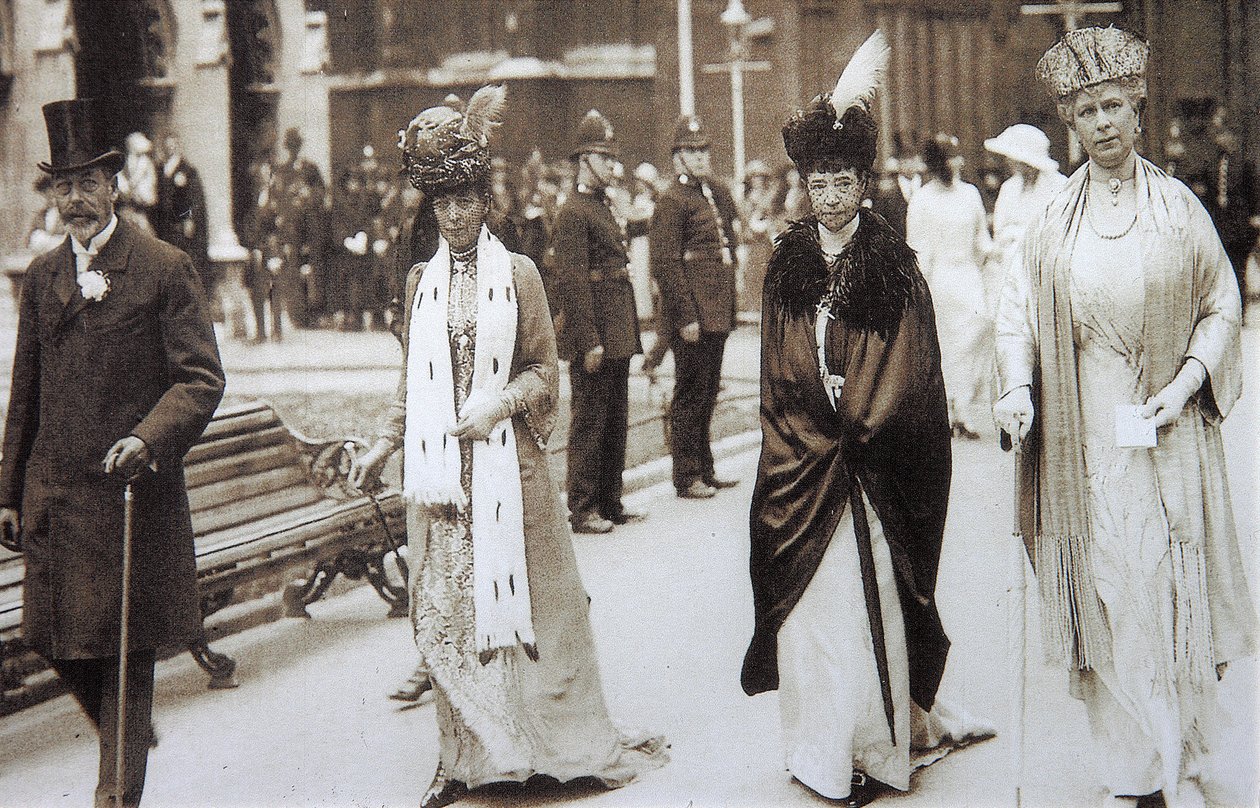 İmparatoriçe Maria Fyodorovna, Birleşik Krallık Kralı V. George ve aile üyeleri ile by Russian Photographer