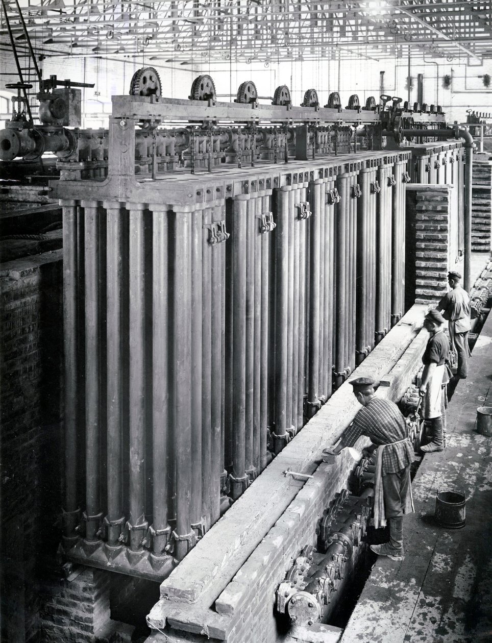 Fabrika iç mekanı, St Petersburg, c.1914 by Russian Photographer
