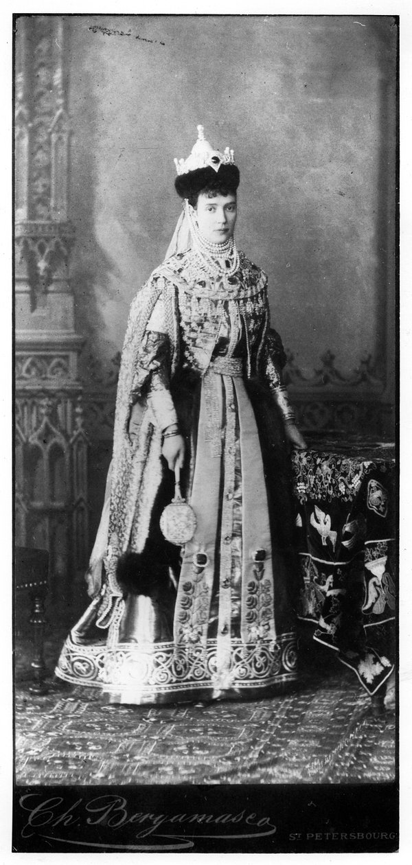 Geleneksel Rus elbisesi giyen Maria Feodorovna, 1860